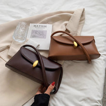 画像をギャラリービューアに読み込む, しなやかに流れるワンショルダーが際立つクラシカルボタンバッグ _K0240