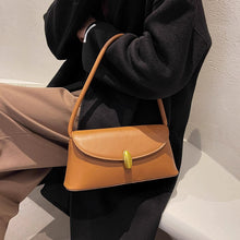 画像をギャラリービューアに読み込む, しなやかに流れるワンショルダーが際立つクラシカルボタンバッグ _K0240
