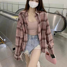 画像をギャラリービューアに読み込む, 雨上がりの街に溶け込むように、静かに寄り添うネイビーチェックシャツ _K0236
