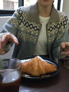 カフェで朝食を食べる日のノルディックジップアップカーディガン_N1761