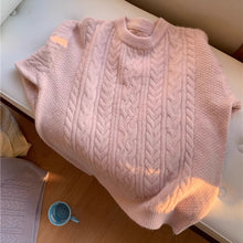 画像をギャラリービューアに読み込む, 冬の朝にラテを飲む女の子のケーブルニット_K0207