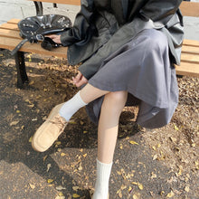 画像をギャラリービューアに読み込む, パリの公園でランチをする本革スエードモカシンシューズ_N1731