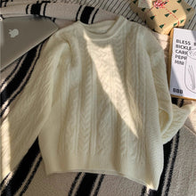 画像をギャラリービューアに読み込む, 冬の朝にラテを飲む女の子のケーブルニット_K0207