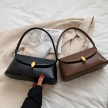 画像をギャラリービューアに読み込む, しなやかに流れるワンショルダーが際立つクラシカルボタンバッグ _K0240