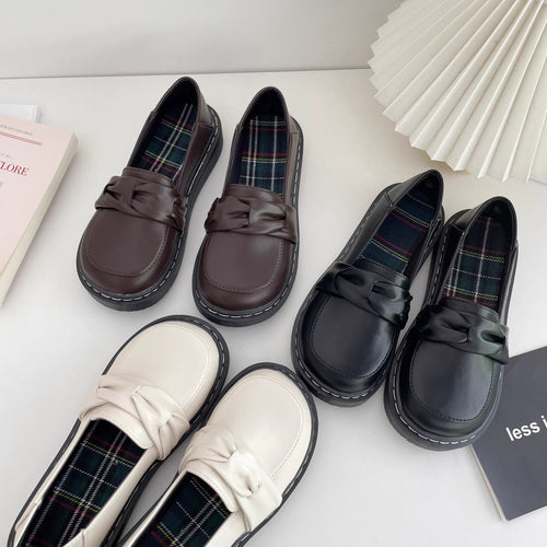 パリの文具店で便箋を選んでいた彼女のパンプス_K0038