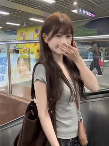 小さな駅のホームで夏風に揺れる彼女のモノトーン花柄スカートのコーデセット_K0096
