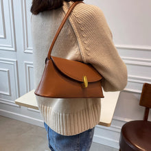 画像をギャラリービューアに読み込む, しなやかに流れるワンショルダーが際立つクラシカルボタンバッグ _K0240