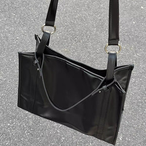 都会の雑踏を抜けてカフェに立ち寄る女のシックレザートート_K0179