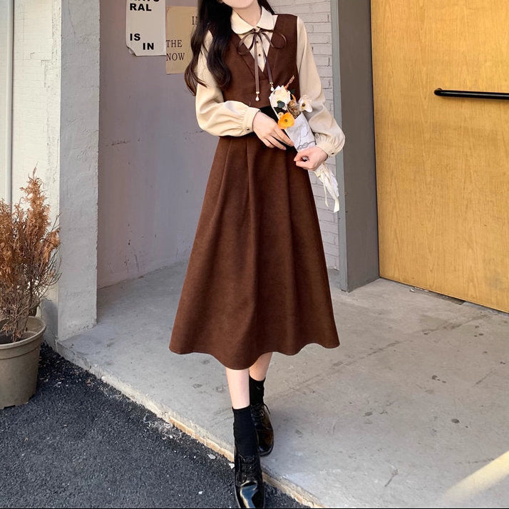 花束を抱いて駅前のベンチに座る少女のレトロロングワンピ_K0201