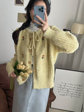 画像をギャラリービューアに読み込む, 【数量限定復刻】秋の窓辺でそっと微笑む彼女のリボンタイフラワー刺繡カーディガン _K0238