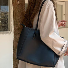 画像をギャラリービューアに読み込む, 書類と夢を一緒に詰めて出勤する女の子のクラシカルバッグ_K0210