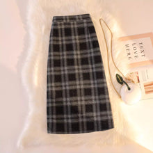 画像をギャラリービューアに読み込む, 小さな洋菓子店で焼きたてのマドレーヌを買った日のチェックスカート_K0224