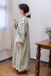 ヴィンテージショップで働くあの子の小花柄レトロワンピース_N3512