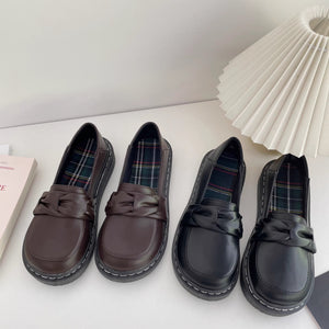 パリの文具店で便箋を選んでいた彼女のパンプス_K0038