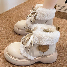 画像をギャラリービューアに読み込む, イチョウ並木を手を繋いで歩く恋する女の子のふわもこショートブーツ _K0249