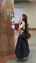 画像をギャラリービューアに読み込む, 小さな駅のホームで夏風に揺れる彼女のモノトーン花柄スカートのコーデセット_K0096