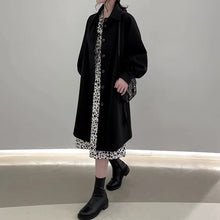 画像をギャラリービューアに読み込む, 花束を抱えて静かな朝の街を歩く少女のウエストベルトコート _K0262