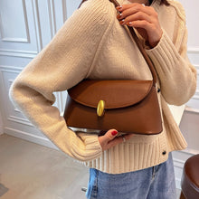 画像をギャラリービューアに読み込む, しなやかに流れるワンショルダーが際立つクラシカルボタンバッグ _K0240