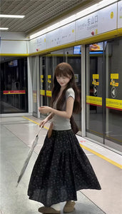 小さな駅のホームで夏風に揺れる彼女のモノトーン花柄スカートのコーデセット_K0096