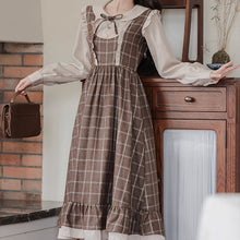 画像をギャラリービューアに読み込む, 暖炉の前で物語を読む少女のクラシックなチェックワンピース _K0263