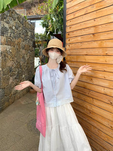 花瓶に挿したマーガレットと暮らす日のブラウス_K0036