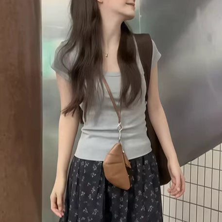 小さな駅のホームで夏風に揺れる彼女のモノトーン花柄スカートのコーデセット_K0096