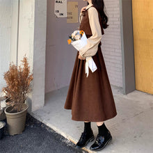 画像をギャラリービューアに読み込む, 花束を抱いて駅前のベンチに座る少女のレトロロングワンピ_K0201