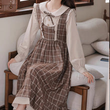 画像をギャラリービューアに読み込む, 暖炉の前で物語を読む少女のクラシックなチェックワンピース _K0263