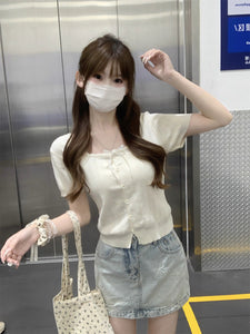 ボートを漕ぐ彼の横顔と、胸元に光るリボンニット_K0166