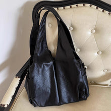 画像をギャラリービューアに読み込む, 雨の日の駅ホームで待ち合わせする彼女のブラックバッグ_K0205