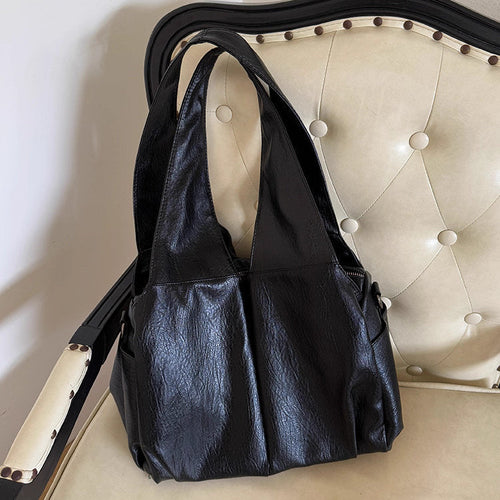 雨の日の駅ホームで待ち合わせする彼女のブラックバッグ_K0205