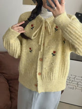 画像をギャラリービューアに読み込む, 【数量限定復刻】秋の窓辺でそっと微笑む彼女のリボンタイフラワー刺繡カーディガン _K0238