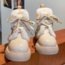 画像をギャラリービューアに読み込む, イチョウ並木を手を繋いで歩く恋する女の子のふわもこショートブーツ _K0249