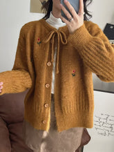 画像をギャラリービューアに読み込む, 【数量限定復刻】秋の窓辺でそっと微笑む彼女のリボンタイフラワー刺繡カーディガン _K0238