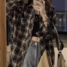画像をギャラリービューアに読み込む, 雨上がりの街に溶け込むように、静かに寄り添うネイビーチェックシャツ _K0236