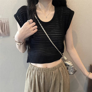 軽やかで涼しげな雰囲気を纏う透かし編みトップス_K0050