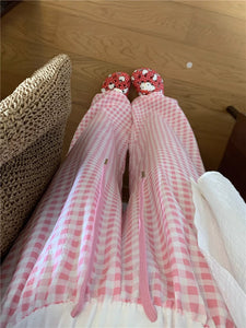 パジャマのままで迎えた朝に笑う彼女のチェックパンツ_K0077