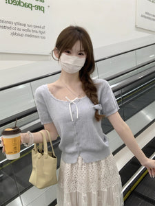 ボートを漕ぐ彼の横顔と、胸元に光るリボンニット_K0166