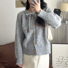 画像をギャラリービューアに読み込む, 【数量限定復刻】秋の窓辺でそっと微笑む彼女のリボンタイフラワー刺繡カーディガン _K0238
