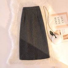 画像をギャラリービューアに読み込む, 小さな洋菓子店で焼きたてのマドレーヌを買った日のチェックスカート_K0224