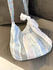 レースのスカーフがきゅっと結ばれた、ブルーの花柄トートバッグ_K0130