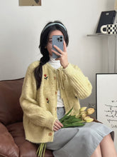 画像をギャラリービューアに読み込む, 【数量限定復刻】秋の窓辺でそっと微笑む彼女のリボンタイフラワー刺繡カーディガン _K0238