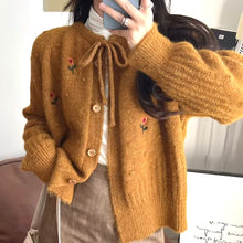 画像をギャラリービューアに読み込む, 【数量限定復刻】秋の窓辺でそっと微笑む彼女のリボンタイフラワー刺繡カーディガン _K0238