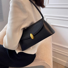 画像をギャラリービューアに読み込む, しなやかに流れるワンショルダーが際立つクラシカルボタンバッグ _K0240