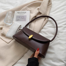 画像をギャラリービューアに読み込む, しなやかに流れるワンショルダーが際立つクラシカルボタンバッグ _K0240