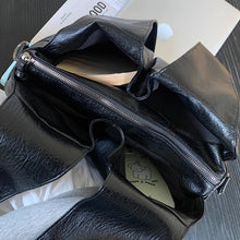 画像をギャラリービューアに読み込む, 雨の日の駅ホームで待ち合わせする彼女のブラックバッグ_K0205