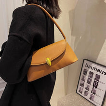 画像をギャラリービューアに読み込む, しなやかに流れるワンショルダーが際立つクラシカルボタンバッグ _K0240