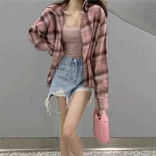 画像をギャラリービューアに読み込む, 雨上がりの街に溶け込むように、静かに寄り添うネイビーチェックシャツ _K0236