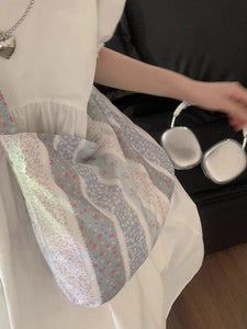 レースのスカーフがきゅっと結ばれた、ブルーの花柄トートバッグ_K0130