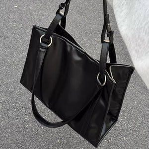 都会の雑踏を抜けてカフェに立ち寄る女のシックレザートート_K0179